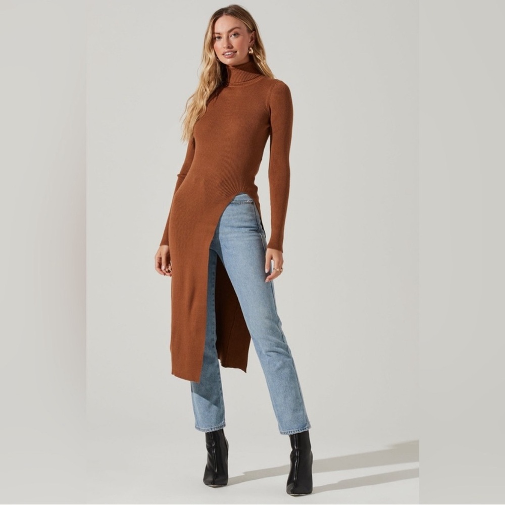 ASTR The Label Hi Slit Turtleneck Camel Long Sweater Size Medium